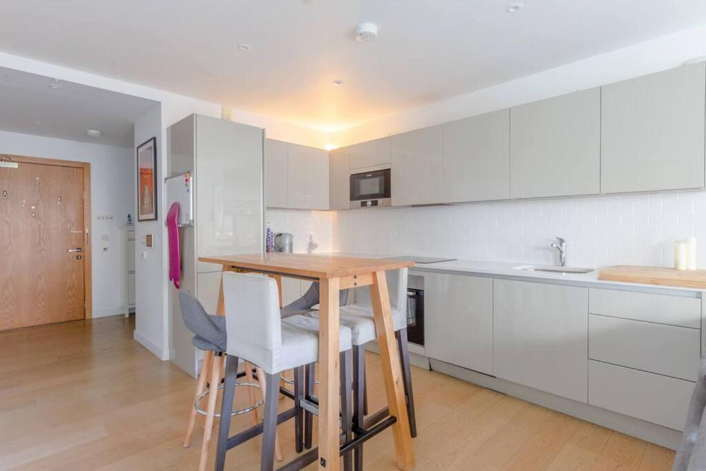 Superb 1 Bedroom Apartment 3Mins From Tube Station Londres Extérieur photo