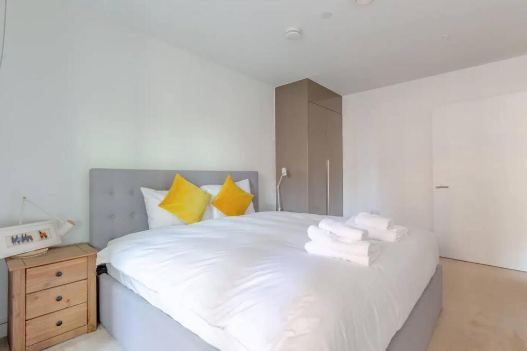 Superb 1 Bedroom Apartment 3Mins From Tube Station Londres Extérieur photo