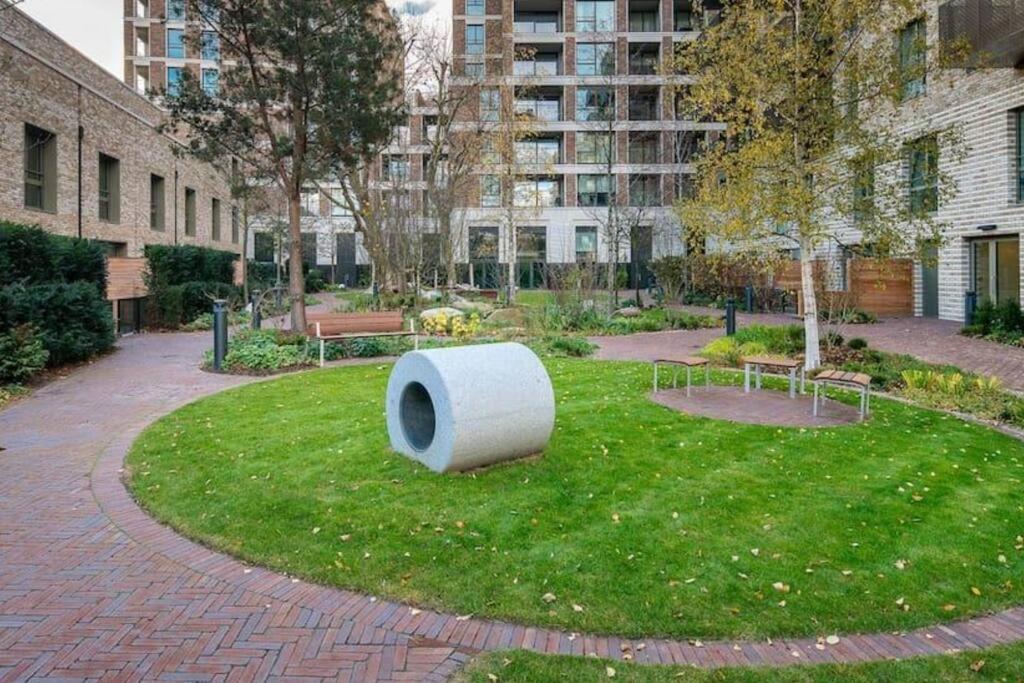 Superb 1 Bedroom Apartment 3Mins From Tube Station Londres Extérieur photo