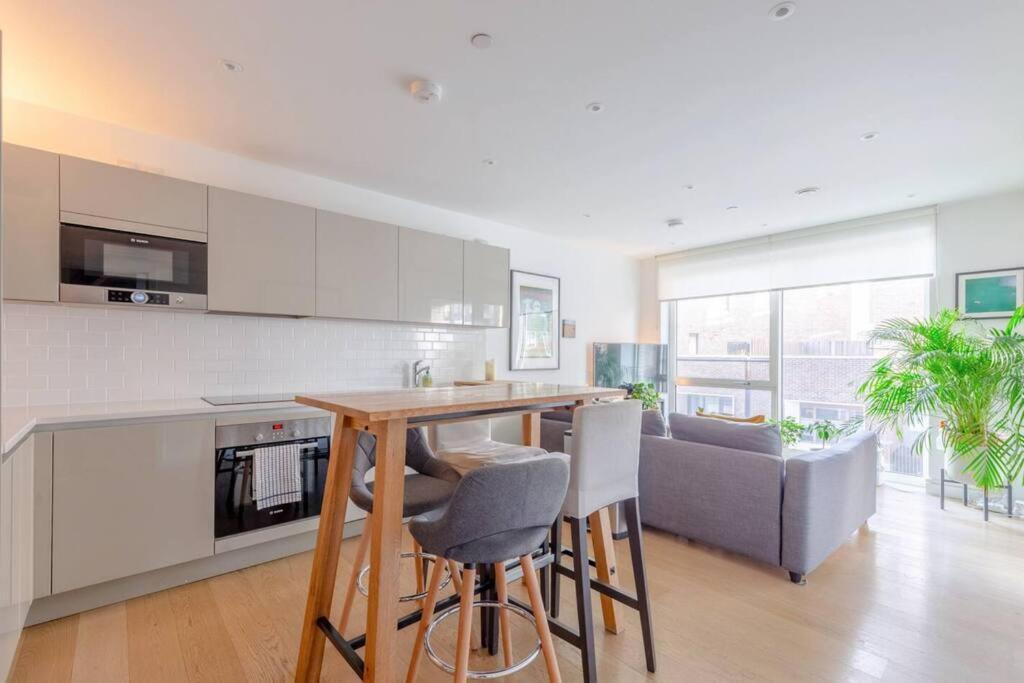 Superb 1 Bedroom Apartment 3Mins From Tube Station Londres Extérieur photo