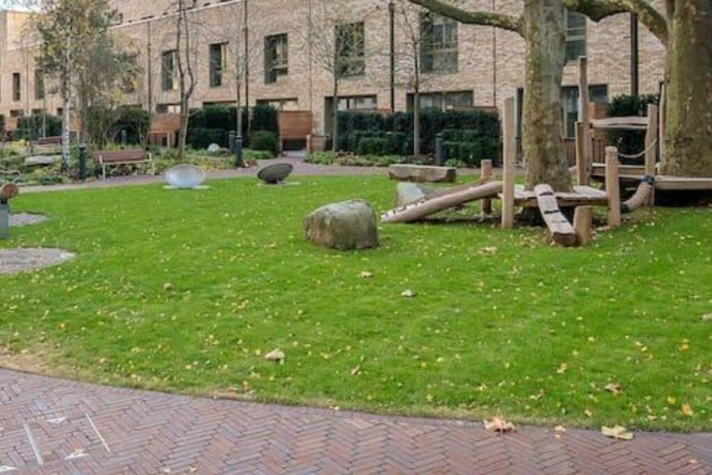 Superb 1 Bedroom Apartment 3Mins From Tube Station Londres Extérieur photo
