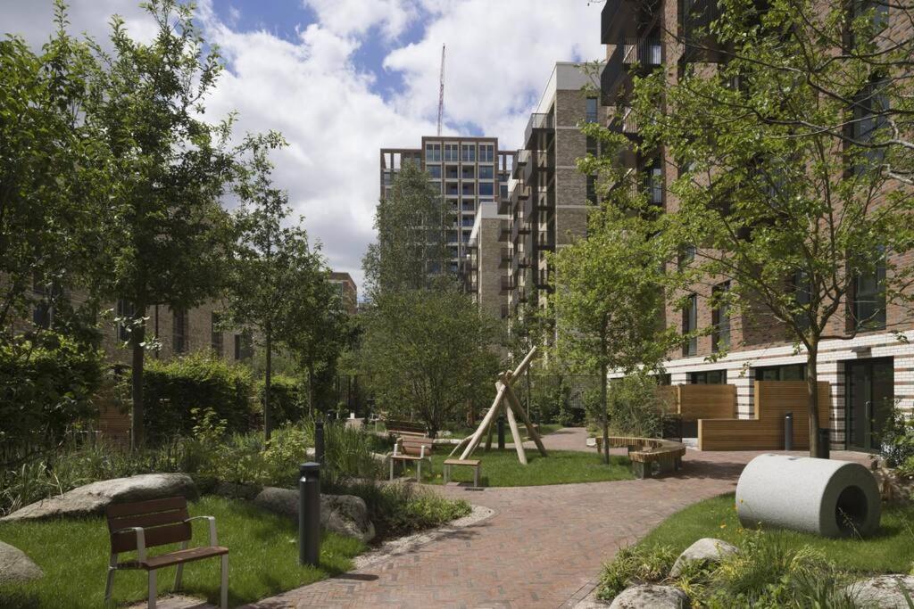 Superb 1 Bedroom Apartment 3Mins From Tube Station Londres Extérieur photo