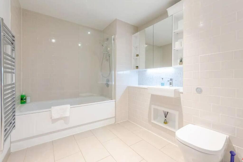 Superb 1 Bedroom Apartment 3Mins From Tube Station Londres Extérieur photo